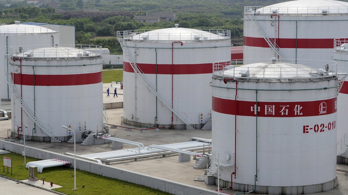Foto de archivo de unos tanques de petróleo en la planta de Sinopec, en Hefei